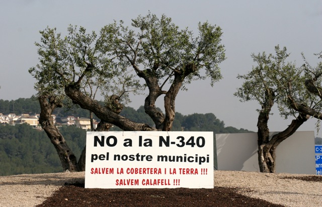 Cartell contrari al desdoblament de la N-340 per la Cobertera (Calafell)