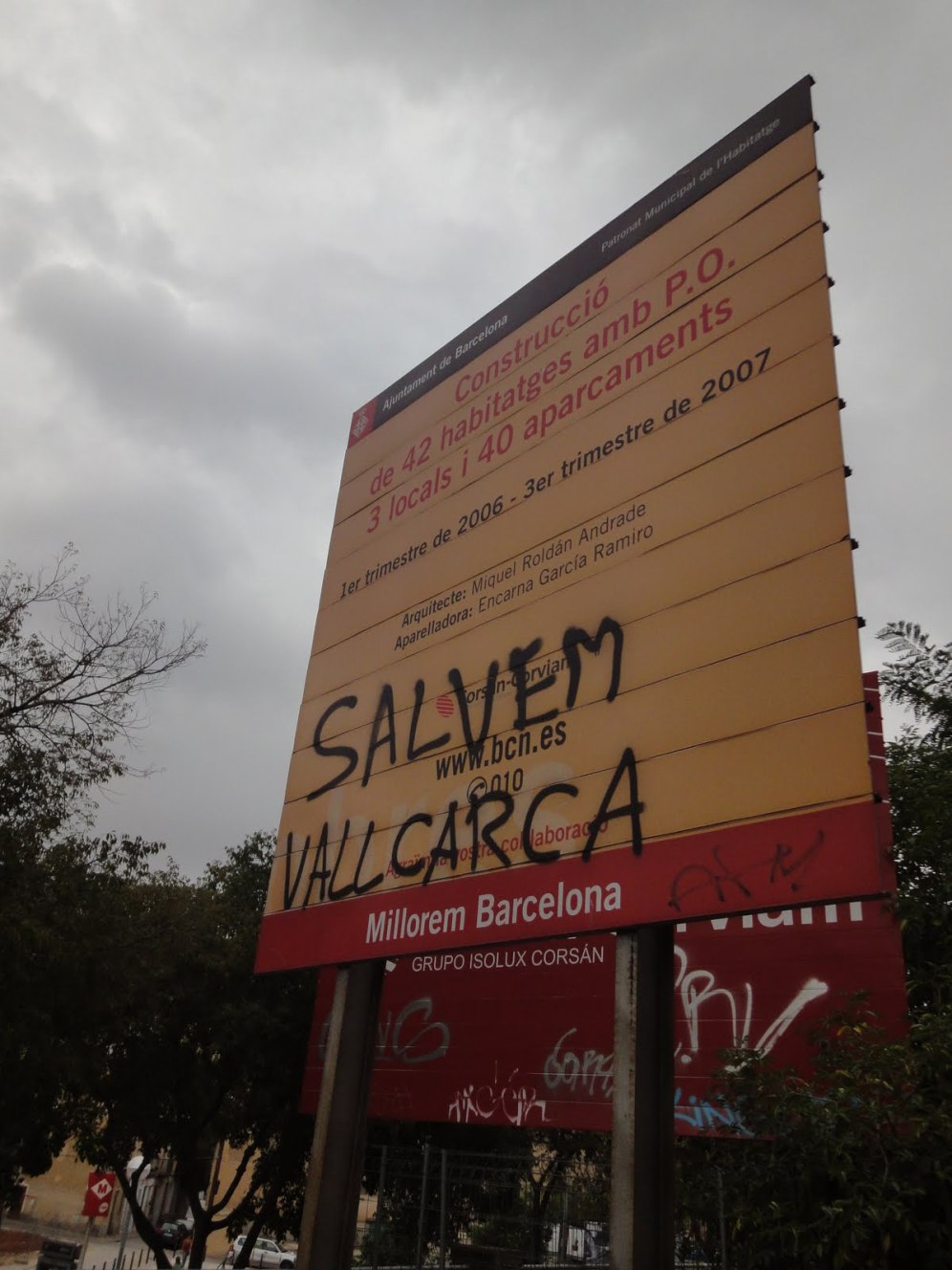 Cartell anunciant els nous habitatges i pintada en contra Foto: Marc Sogues