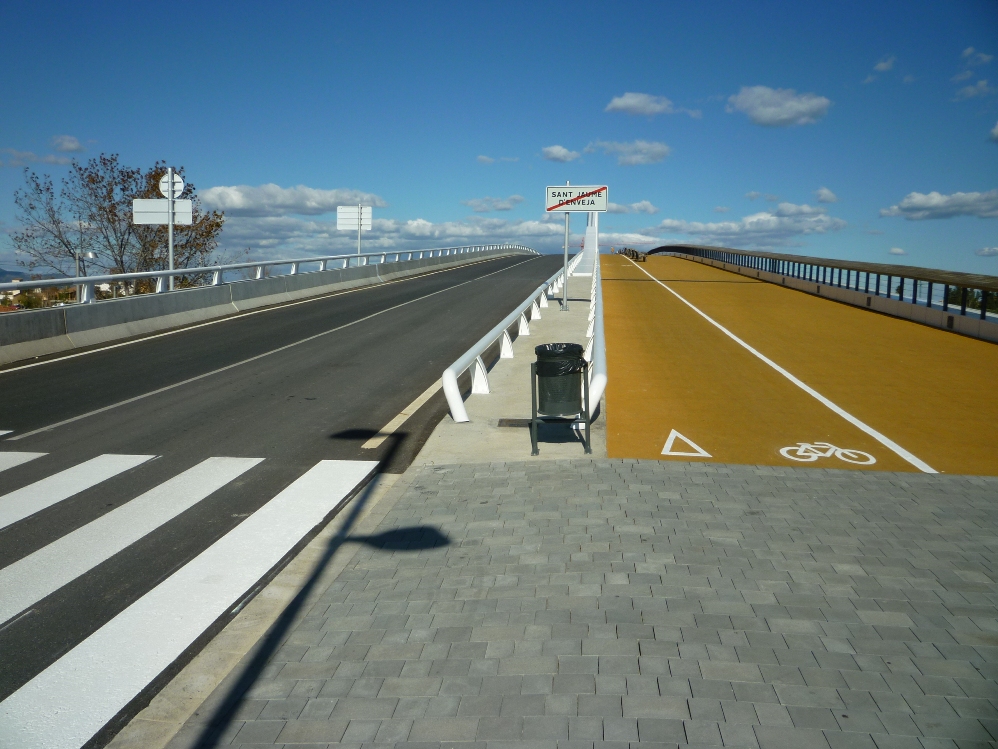 El pont, des de Sant Jaume d'Enveja Foto: Moisès Jordi