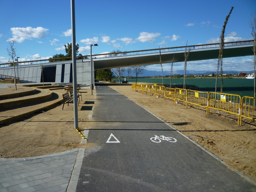 Carril bici i pilastre a la banda de Sant Jaume Foto: Moisès Jordi
