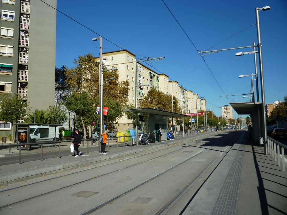 Parada de tramvia al costat del barri de Sant Roc Foto: Moisès Jordi