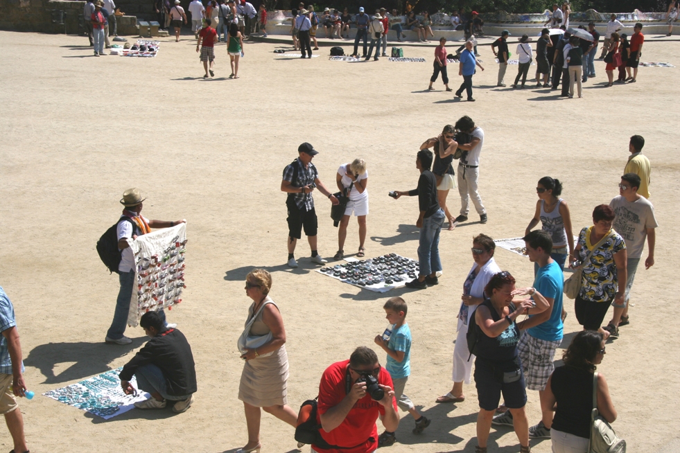 "Top manta" a la plaça central del Park Güell Foto: Àlex Tarroja