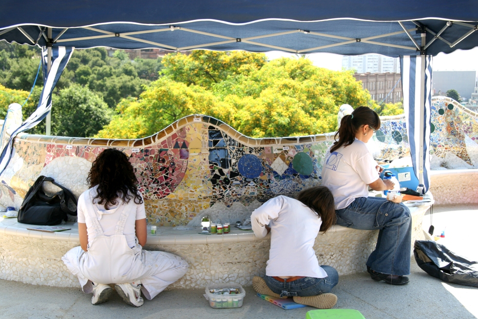 Obres de restauració als bancs del Park Güell Foto: Àlex Tarroja