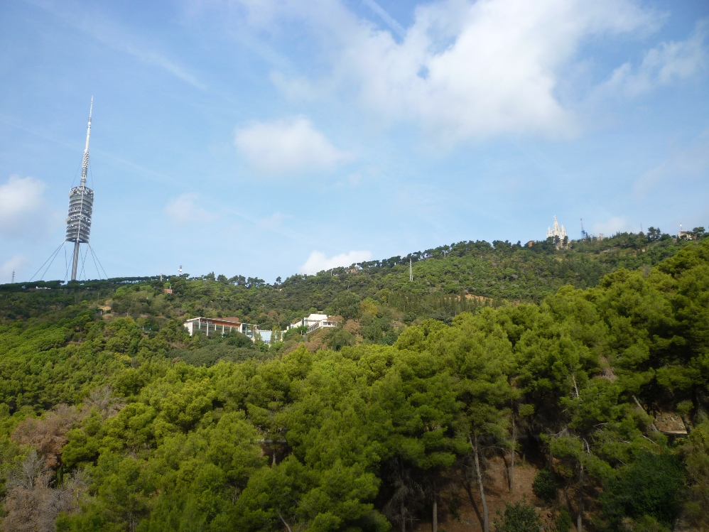 L'Escola Judicial, la Torre de Collserola i el Tibidabo Foto: Moisès Jordi