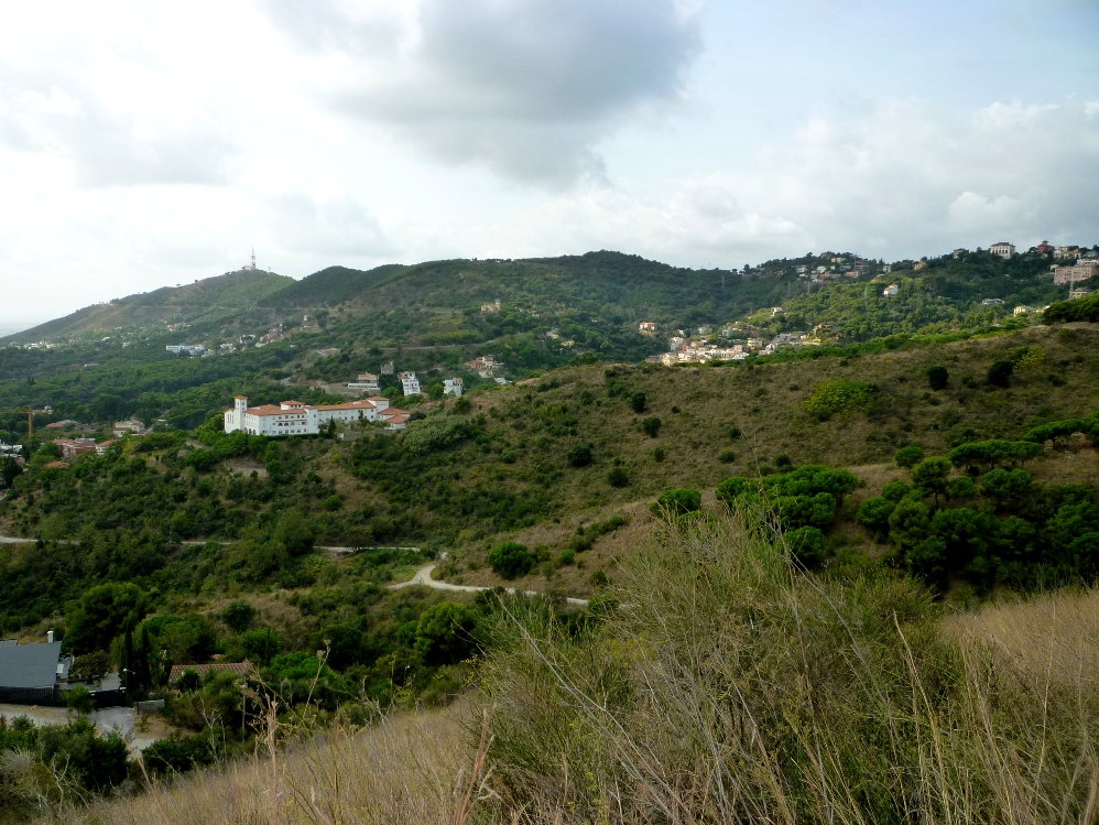 Porta de Vallvidrera des del passeig de les Aigües Foto: Moisès Jordi