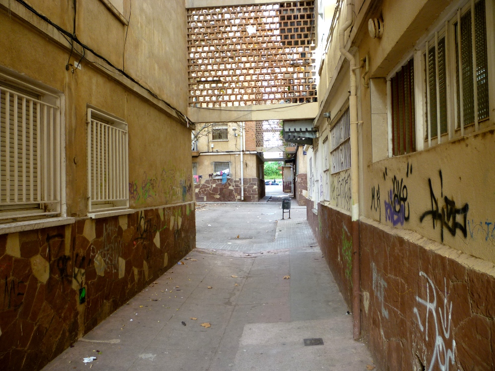 A l'esquerra, un dels blocs afectats per l'esponjament Foto: Moisès Jordi