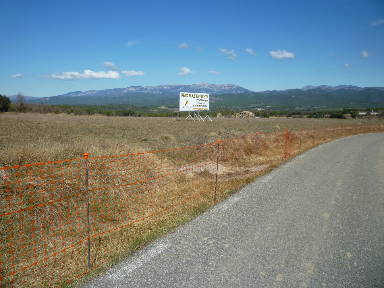 Cartell de parcel·les en venda del complex Lago de Linya Foto: Moisès Jordi