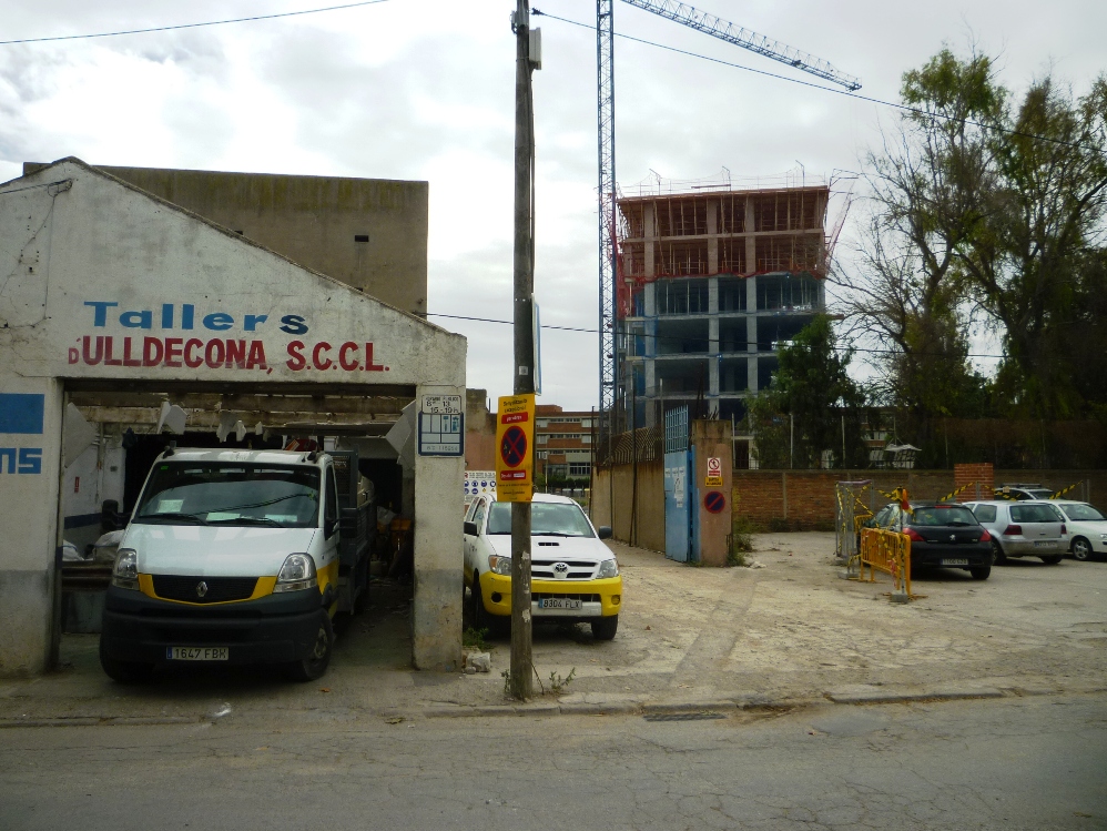 Taller al carrer Ulldecona i edifici de reallotjament en construcció Foto:Moisès Jordi