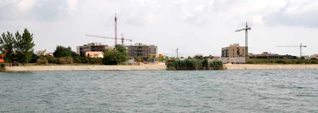 El POUM preveu urbanitzar la fa�ana fluvial i crear amarradors