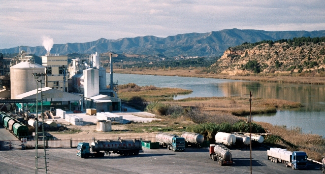 F�brica d'Ercros amb els residus sedimentats al pant� de Flix