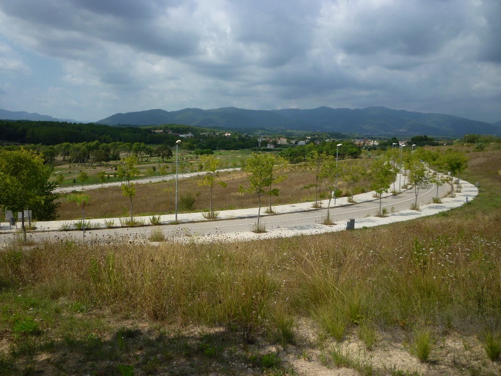 Imatge general de les parcel�les sense urbanitzar i el camp de golf Foto: Mois�s Jordi