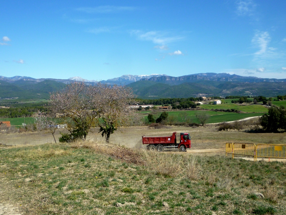 Imatge de les obres amb la serra del Cad� al fons Foto: Mois�s Jordi