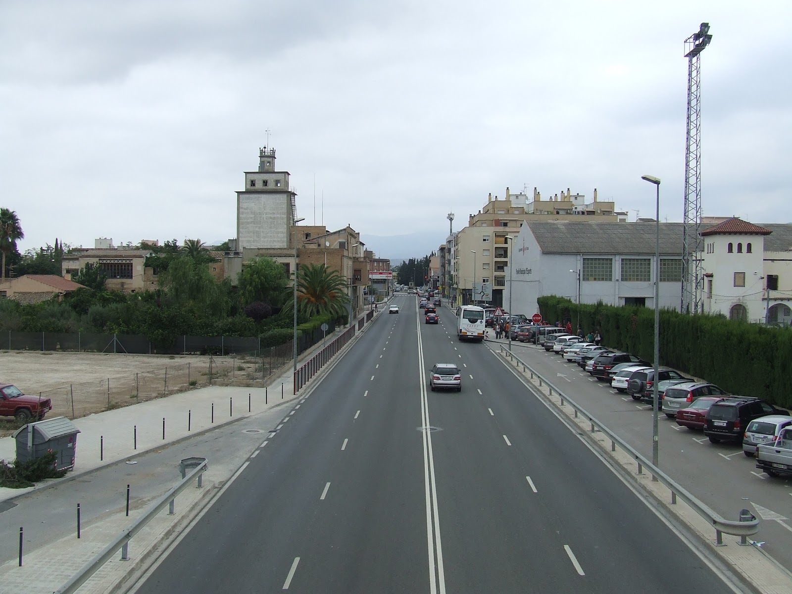 La C-12 a l'al�ada de Ferreries, amb la pla�a de la Corona d'Arag� al fons
Foto: Xim� Barber� (baldana.blogspot.com.es